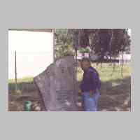 59-09-0035 Gedenkstein Goldbach in der Entstehungsphase. 23. Juni 2001, der Stein steht und Harry Schlisio faelt ein Stein vom Herzen. .JPG
